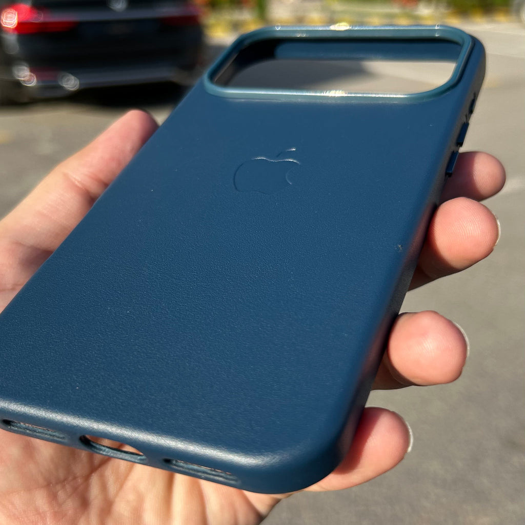 Apple Leather Case with MagSafe for iPhone