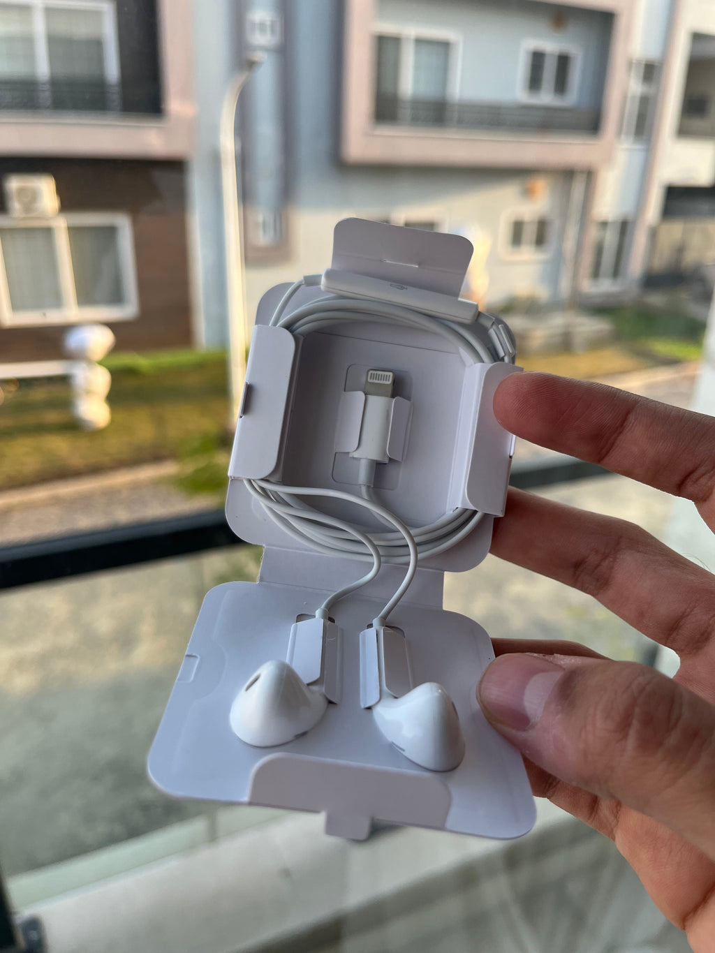 EarPods with Lightning Connector – product image